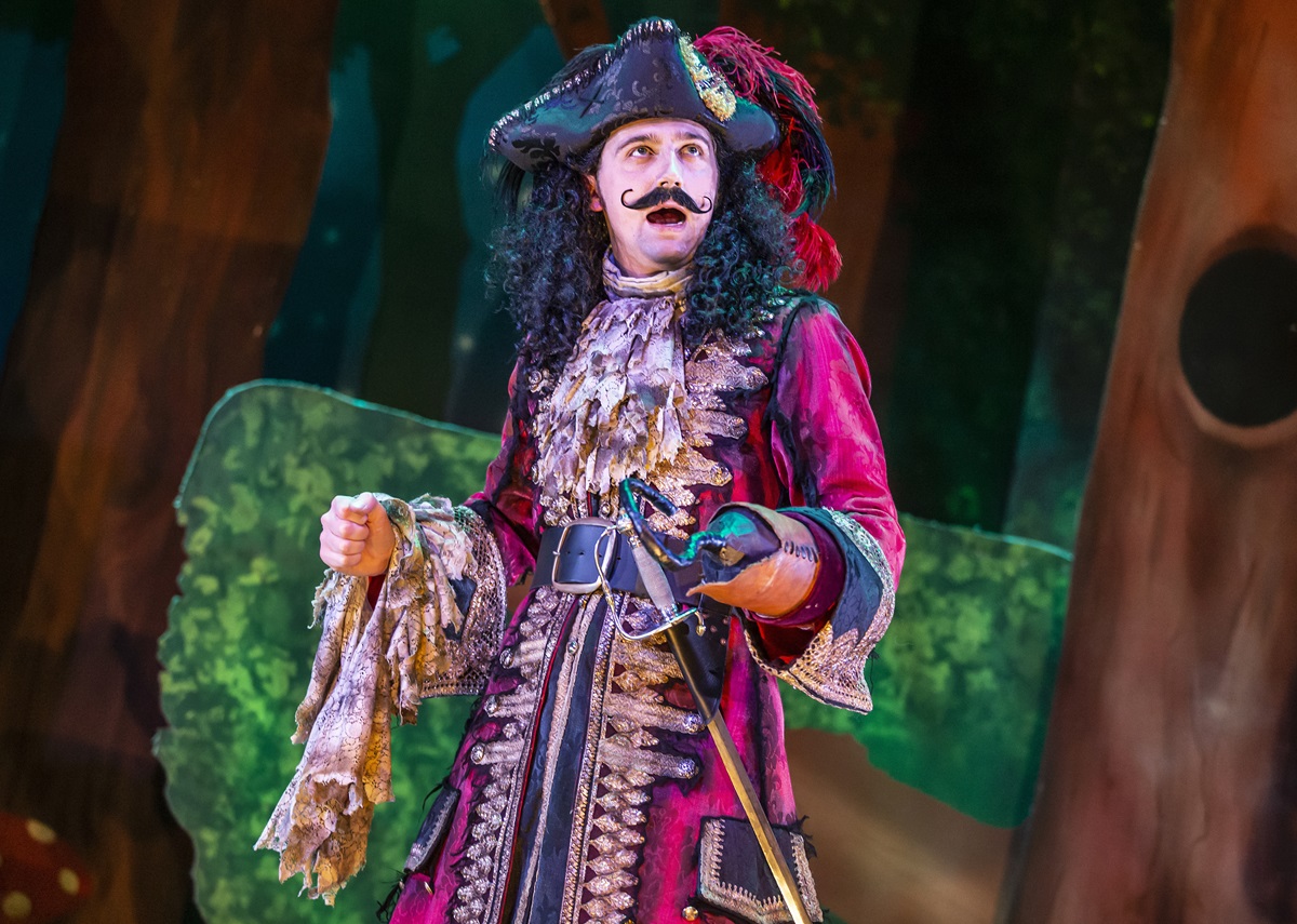 Peter Pan Goes Wrong – Leeds Grand Theatre - North West End UK